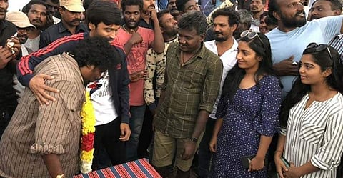 യോ​ഗി ബാബുവിന് ധനുഷിന്റെ വക സ്വർണമാല സമ്മാനം; സർപ്രൈസ് ഒരുക്കാൻ രജിഷയും, ചിത്രങ്ങൾ