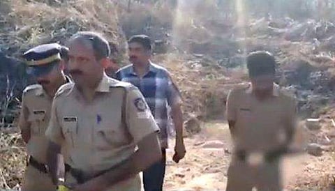 സ്ത്രീയുടെ മൃതദേഹം കത്തിക്കരിഞ്ഞനിലയില്‍, കൊലപാതകമെന്ന് സംശയം; മറ്റു എവിടെയോ കത്തിച്ചശേഷം കുന്നിന്‍പ്രദേശത്ത് കൊണ്ടുവന്നിട്ടതാകാമെന്ന് നിഗമനം