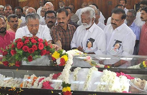 തിരുവനന്തപുരത്ത് പൊതുദര്‍ശനത്തിനു വച്ച പി പരമേശ്വരന്റെ ഭൗതിക ശരീരത്തില്‍ മുഖ്യമന്ത്രി പിണറായി വിജയന്‍ അന്ത്യോപചാരം അര്‍പ്പിക്കുന്നു/ഫയല്‍