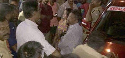 ഷോപ്പിങ് കോംപ്ലെക്സിന് മുകളിൽ ദമ്പതിമാരുടെ തർക്കം;  'ആത്മഹത്യാഭീഷണി'യെന്നുകരുതി നാട്ടുകാർ പൊലീസിനെ എത്തിച്ചു