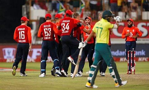 അവസാന പന്തില്‍ ത്രസിപ്പിക്കുന്ന ജയവുമായി ഇംഗ്ലണ്ട്; കറാന് മുന്‍പില്‍ ഡികോക്കിന്റെ അതിവേഗ അര്‍ധശതകം മുട്ടുമടക്കി