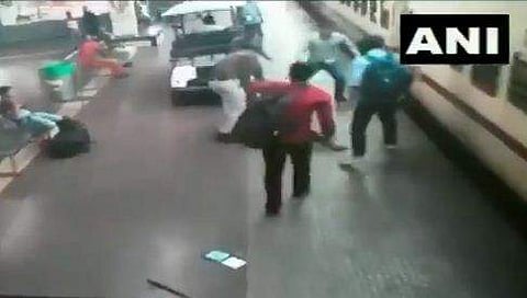 പ്ലാറ്റ്‌ഫോമിനും ട്രെയിനിനും ഇടയില്‍ സര്‍വകലാശാല അധ്യാപിക, രക്ഷയ്ക്ക് എത്തി 'അത്ഭുത കരങ്ങള്‍' (വീഡിയോ വൈറല്‍)