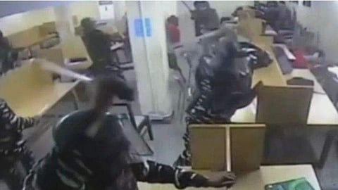 ലൈബ്രറിയില്‍ കയറി വിദ്യാര്‍ഥികളെ വളഞ്ഞിട്ട് തല്ലിച്ചതച്ചു; ജാമിയയില്‍ ഡല്‍ഹി പൊലീസിന്റെ കള്ളം പൊളിയുന്നു; സിസി ടിവി ദൃശ്യങ്ങള്‍ പുറത്ത്(വീഡിയോ)