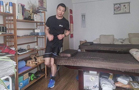 കൊറോണയെ പേടിച്ച് വീട്ടില്‍ കിടന്ന് ഓടിയത് 50 കിലോമീറ്റര്‍; ഞെട്ടിച്ച് ചൈനീസ് മാരത്തോണ്‍ ഓട്ടക്കാരന്‍; വിഡിയോ വൈറല്‍