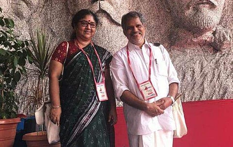 'അന്നു നീ കവിളത്ത് അരുമയായ് തന്ന ആദ്യചുംബനവിസ്മയം'; പ്രണയദിനത്തില്‍ വിജയരാഘവന് കവിത സമ്മാനിച്ച് ഭാര്യ