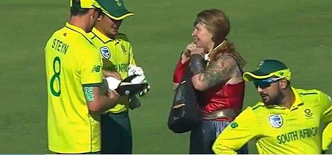 കളി തടസപ്പെടുത്തി പ്രതിഷേധിച്ച് വണ്ടര്‍ വുമണ്‍, ചിരിച്ച് സ്വീകരിച്ച് ഡി കോക്ക്, ഹൈ ഫൈവുമായി സ്റ്റെയ്ന്‍ 