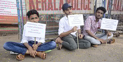 ഉബൈ​ദും സഹോദരൻമാരും കോഴിക്കോട് കളക്ടറേറ്റിന് മുന്നിൽ നടത്തിയ ധർണ/ ഫോട്ടോ: മനു മാവേലില്‍