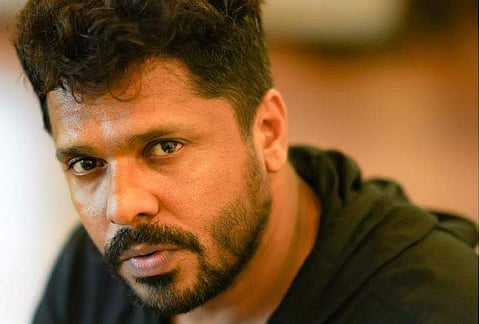 'ആഷിക്കിന് പണത്തിന്റെ കാര്യത്തിൽ ഒരു കൃത്യതയുമില്ല, ആ ബ്ലാങ്ക് ചെക്കുകള്‍ ഇപ്പോഴും എന്റെ കൈയിലുണ്ട്'; പിന്തുണയുമായി നിർമാതാവ് 