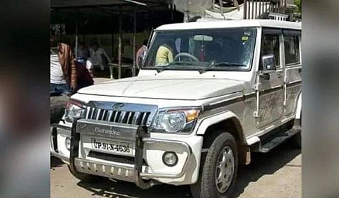 കാറോടിക്കുമ്പോള്‍ ഹെല്‍മെറ്റ് ധരിച്ചില്ല; യുവാവില്‍ നിന്ന് പിഴ ഈടാക്കി പൊലീസ്