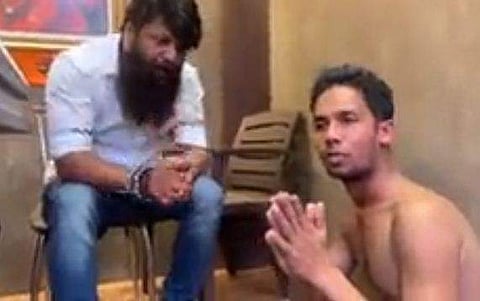 'ഇനി ആവര്‍ത്തിച്ചാല്‍ ആ കൈ ഞാന്‍ വെട്ടിയെടുക്കും'; സ്ത്രീകളെ കടന്നുപിടിച്ച ചുംബിക്കുന്ന യുവാവിനെ പിടികൂടി നേതാവ്