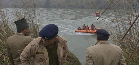 പ്ലസ് ടു വിദ്യാര്‍ത്ഥികള്‍ അവധി ആഘോഷിക്കാന്‍ പുറപ്പെട്ടു, അമിത വേഗതയില്‍ കാര്‍ നിയന്ത്രണം വിട്ട് കനാലിലേക്ക് ; നാലുപേരെ കാണാതായി