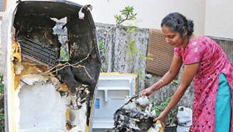 ഫ്രിഡ്ജ് പൊട്ടിത്തെറിച്ച് വീട് തകര്‍ന്നു; നഷ്ടപരിഹാരം വേണമെന്ന് കുടുംബം, പകരം മറ്റൊരെണ്ണം തരാമെന്ന് കമ്പനി