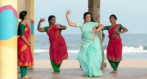 ഹൃദയം കവരുന്ന നൃത്തചുവടുകളുമായി ശോഭന; പുതിയ വിഡിയോ ​ഗാനം സൂപ്പർ ഹിറ്റ് 