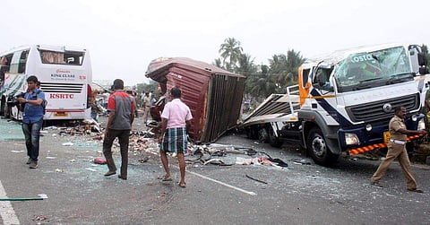 ഡിവൈഡറിന്റെ വശത്ത് 60 മീറ്ററോളം ദൂരത്തില്‍ ടയര്‍ ഉരഞ്ഞതിന്റെ പാട്, ടയര്‍ ഡ്രമ്മില്‍നിന്ന് ഊരിപ്പോയി ; അപകടകാരണം ലോറിയുടെ സാങ്കേതിക തകരാറല്ല ?