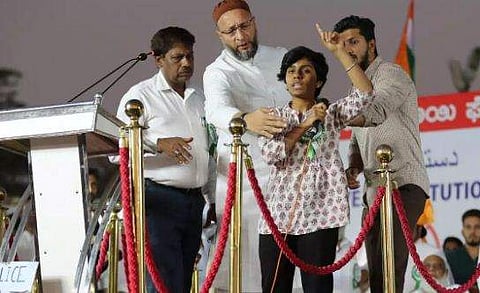 പാകിസ്ഥാന്‍ സിന്ദാബാദ് വിളിച്ച വിദ്യാര്‍ത്ഥിനിയെ കൊല്ലണം; പത്തുലക്ഷം രൂപ ഇനാം പ്രഖ്യാപിച്ച് ശ്രീരാമസേന