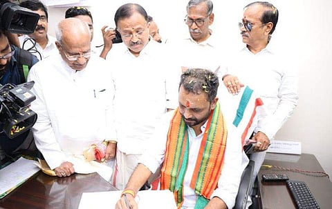 പുഷ്പാര്‍ച്ചന നടത്തി അണികള്‍, ആവേശം വിതറി റോഡ് ഷോ, മധുരം നല്‍കി നേതാക്കള്‍, കെ സുരേന്ദ്രന്‍ ബിജെപി അധ്യക്ഷന്‍