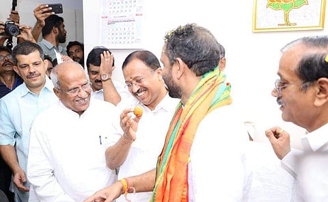 പുത്തരിയില്‍ കല്ലുകടി ; സുരേന്ദ്രന്റെ സ്ഥാനമേല്‍ക്കല്‍ ചടങ്ങിനെത്താതെ മുതിര്‍ന്ന നേതാക്കള്‍, കുമ്മനവും ശോഭ സുരേന്ദ്രനും രാധാകൃഷ്ണനും വിട്ടു നിന്നു