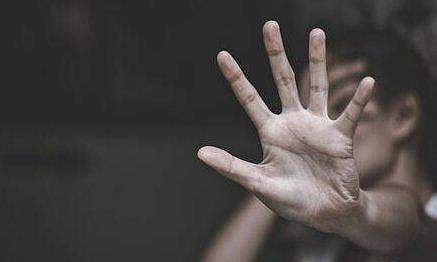 ലോക്ക്ഡൗണിനെ തുടര്‍ന്ന്  ഭര്‍ത്താവും കുടുംബവും രാജസ്ഥാനില്‍ കുടുങ്ങി; കാഴ്ച ശക്തിയില്ലാത്ത ബാങ്ക് ഉദ്യോഗസ്ഥ വീട്ടില്‍ ബലാത്സംഗത്തിന് ഇരയായി