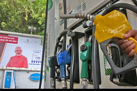 ഇനി 13,300രൂപ; പെട്രോള്‍ പമ്പ് ജീവനക്കാരുടെ മിനിമം വേതനം പുതുക്കി സര്‍ക്കാര്‍ വിജ്ഞാപനം