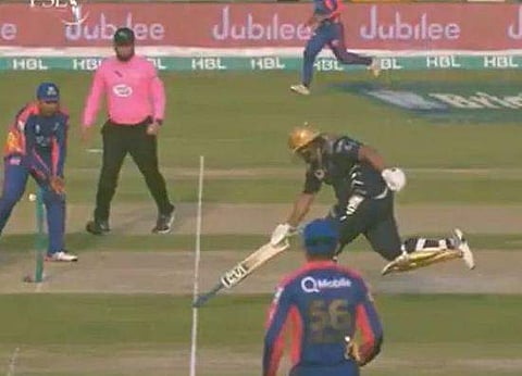 റണ്‍ ഔട്ടില്‍ നിന്ന് രക്ഷപെടാന്‍ പുതിയ വഴിയുമായി പാക് താരം; ഓട്ടം കണ്ട് ട്രോള്‍ നിറച്ച് ആരാധകര്‍ 