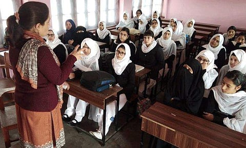 ഏഴ് മാസത്തെ ഇടവേളയ്ക്ക് ശേഷം കുട്ടികൾ വീണ്ടും പഠനം തുടങ്ങി; കശ്മീരിലെ സ്കൂളുകൾ തുറന്നു