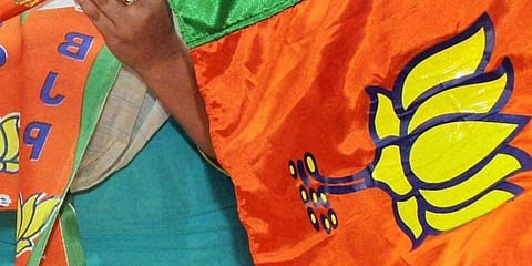 കാമുകിക്കൊപ്പം ബിജെപി നേതാവ് ഫ്ലാറ്റിൽ; കൈയോടെ പിടികൂടി ഭാര്യ