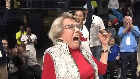 ആര്‍പ്പുവിളിച്ച് സ്റ്റേഡിയം, ലക്ഷ്യം തെറ്റാതെ പന്ത്; 84-ാം വയസ്സില്‍ നേടിയെടുത്തത് ഈ പുത്തന്‍ മോഡല്‍ കാര്‍ , വിഡിയോ