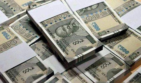 തുണി സഞ്ചിയില്‍ ഒളിപ്പിച്ച് ശരീരത്തില്‍ കെട്ടിവെച്ച നിലയിൽ 24 ലക്ഷം; യുവാവ് പിടിയിൽ