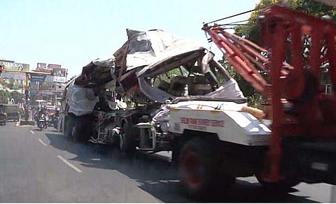 കണ്ടുനിന്നവർക്ക് നൊമ്പരക്കാഴ്ചയായി; അവിനാശി അപകടത്തിൽ തകർന്ന ബസ് ഏറ്റെടുത്ത് കെഎസ്ആർടിസി