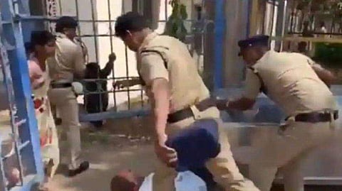 മകള്‍ ദുരൂഹ സാഹചര്യത്തില്‍ മരിച്ചനിലയില്‍;  മൃതദേഹം മോര്‍ച്ചറിയിലേക്ക് മാറ്റുന്നതില്‍ പ്രതിഷേധിച്ച പിതാവിനെ തൊഴിച്ച് പൊലീസ്, സസ്‌പെന്‍ഷന്‍ (വീഡിയോ)