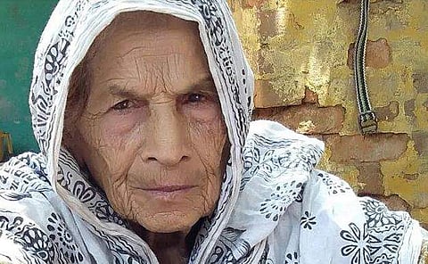 കലാപകാരികള്‍ വീടിന് തീകൊളുത്തി, 85കാരിക്ക് ദാരുണാന്ത്യം; ക്രൂരകൃത്യം മകന്‍ പാല്‍ വാങ്ങാന്‍ പുറത്തുപോയ സമയത്ത്