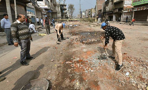 കലാപം നടന്ന വടക്കു കിഴക്കൻ ഡൽഹിയിലെ ഖജൂരി ഖാസിൽ റോഡ് വൃത്തിയാക്കുന്ന മുൻസിപ്പൽ കോർപറേഷൻ ജീവനക്കാർ- ഫോട്ടോ/പിടിഐ