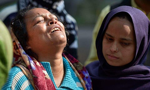 കലാപത്തിൽ മരിച്ച 33കാരനായ മുഷറഫിന്റെ മൃതദേഹം സൂക്ഷിച്ച മോർച്ചറിക്ക് പുറത്ത് നിന്ന് കരയുന്ന ഭാര്യ മല്ലിക- ഫോട്ടോ/പിടിഐ