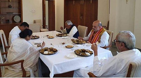 അമിത് ഷാ രാജിവെക്കണോ?; രാഷ്ട്രീയം പറയേണ്ട സമയമല്ലെന്ന് മമത; നവീന്‍ ഹൗസില്‍ ആഭ്യന്തരമന്ത്രിക്ക് വിരുന്ന്