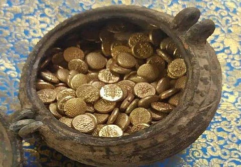 ക്ഷേത്രത്തിന് സമീപം ഏഴടി താഴ്ചയിൽ കുഴിയെടുത്തു; കണ്ടെത്തിയത് വൻ നിധി ശേഖരം