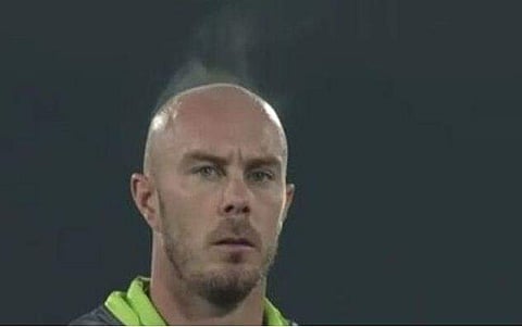 ക്രിസ് ലിന്നിന്റെ തലയില്‍ നിന്ന് ആവി; ഫീല്‍ഡിങ്ങിനിടയില്‍ ലിന്നിനെ കണ്ട് ഞെട്ടി ആരാധകര്‍  