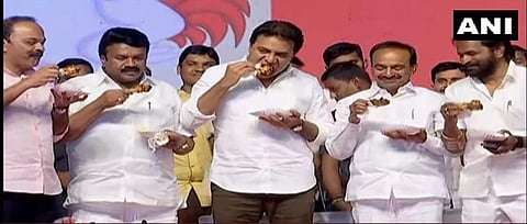 ഇത് കഴിച്ചാലൊന്നും കൊറോണ വരില്ല; പൊതു പരിപാടിക്കിടെ സ്റ്റേജില്‍ വച്ച് ചിക്കന്‍ കഴിച്ച് മന്ത്രിമാര്‍