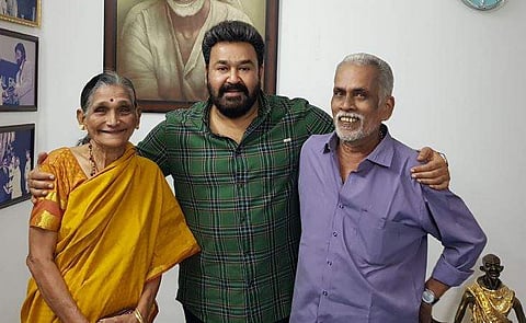 മോഹന്‍ലാലിന് ഭക്ഷണവുമായി വിജയനും മോഹനയും വീട്ടില്‍; ചേര്‍ത്തുപിടിച്ച് താരം; വൈറലായി ചിത്രം