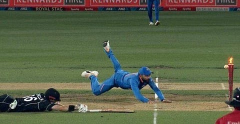 നികോള്‍സിനെ മടക്കി കോഹ് ലിയുടെ തകര്‍പ്പന്‍ റണ്‍ഔട്ട്; തുടരെ ബൗണ്ടറികളുമായി ടെയ്‌ലറും ലാതമും പൊരുതുന്നു