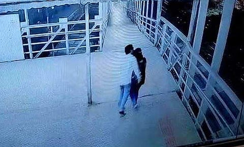 നീല ജീന്‍സും വെളള ഷര്‍ട്ടും ധരിച്ച് പിന്നാലെ പോകും, ആരുമില്ലാത്ത സമയം നോക്കി ഓടിച്ചെന്ന് യുവതിയുടെ മുഖത്ത് ചുംബിച്ച് ഓടിക്കളയും; മോഷണ കേസ് പ്രതിയെ തിരിച്ചറിഞ്ഞു