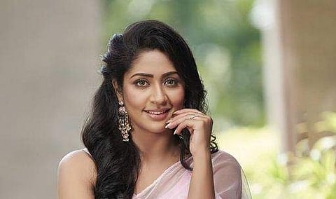 ആരായിരിക്കും അവർ? 'എന്റെ ചുരിദാറിന്റെ അതേ നിറം'; മുഖം മറച്ച് നീങ്ങിയ സ്ത്രീയെക്കണ്ട് അമ്പരന്ന് നവ്യ 