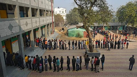 ഡല്‍ഹിയില്‍ പോളിങ് അവസാനിച്ചു, വോട്ടിങ് ശതമാനം ഇടിഞ്ഞു; കഴിഞ്ഞ നാല് തെരഞ്ഞെടുപ്പുകളിലെ ഏറ്റവും കുറവ്