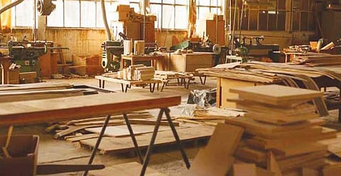 പൊളിച്ചുകൊണ്ടുപോയത് എട്ടു വാതിലുകള്‍,10 ജനാല, അലമാര; നാടിനെ അങ്കലാപ്പിലാക്കി 'ഒറിജനല്‍ ക്രേസി ഗോപാലന്‍'; പരാതി