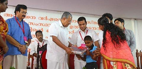 അടുത്ത അധ്യയനവര്‍ഷത്തിന് ഇനിയും മാസങ്ങള്‍, പാഠപുസ്തകങ്ങള്‍ ഇപ്പോഴേ റെഡി; വിതരണോദ്ഘാടനം നടത്തി മുഖ്യമന്ത്രി 