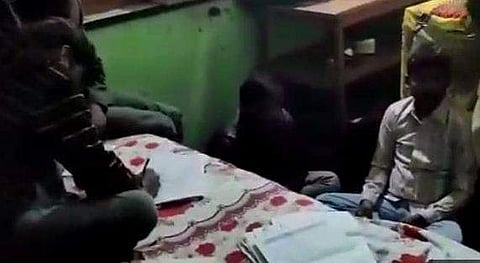 കോപ്പിയടിക്ക് സഹായം; ഉത്തരങ്ങൾ വീട്ടിൽ നിന്ന് എഴുതി നൽകും; സ്കൂൾ ജീവനക്കാരനും വിദ്യാർത്ഥികളും പിടിയിൽ