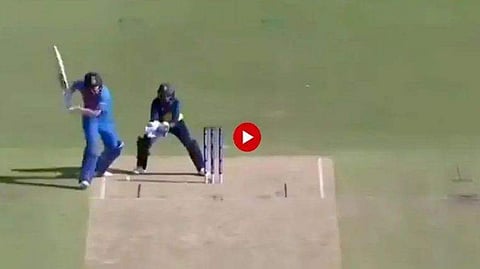 ഇതൊക്കെ നിസ്സാരം ; വൈഡിനെ ചാടിയിറങ്ങി കൂളായി 'അതിര്‍ത്തി' കടത്തി ഷെഫാലി ; വീഡിയോ വൈറല്‍