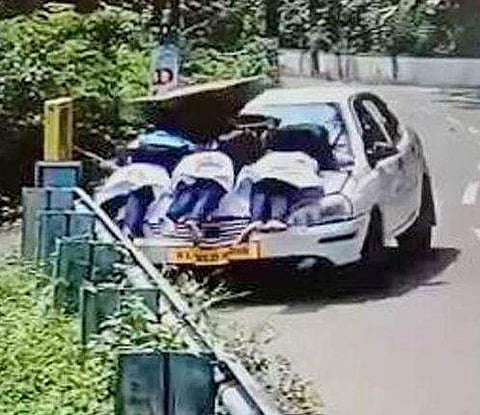 അമിത വേഗതയില്‍ പാഞ്ഞെത്തി ; നടന്നുപോയ വിദ്യാര്‍ത്ഥിനികളെ ഇടിച്ച് കനാലിലിട്ടു ; സൈക്കിളില്‍ പോയ കുട്ടിയെയും ഇടിച്ചിട്ട് കാര്‍