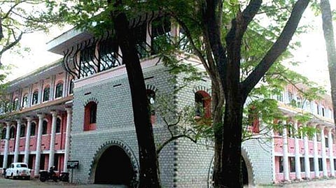 നിയന്ത്രണങ്ങള്‍ വിപുലമാക്കുന്നു; കോടതികളില്‍ ജനക്കൂട്ടം ഒഴിവാക്കണം, പരിഗണിക്കുക അടിയന്തര പ്രാധാന്യമുളള കേസുകള്‍ മാത്രം, നെയ്യാര്‍ ഡാമില്‍ സന്ദര്‍ശകര്‍ക്ക് വിലക്ക്