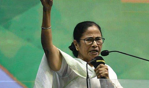 കൊറോണ: കേന്ദ്ര നിര്‍ദേശത്തിന് പുല്ലുവില; പതിനായിരങ്ങളെ സാക്ഷിയാക്കി അവാര്‍ഡ് വിതരണവുമായി മമത