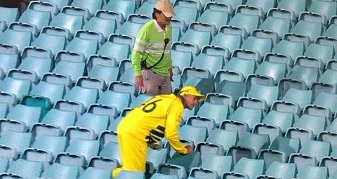 പന്ത് പെറുക്കലും കളിക്കാരുടെ പണി; ഗ്യാലറി കാലിയായതോടെ സിക്‌സുകളെ പേടിച്ച് താരങ്ങള്‍